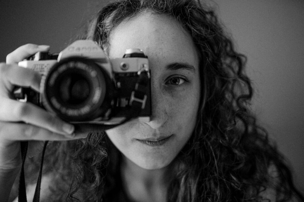 orlando photographer kelly abramson holding a camera